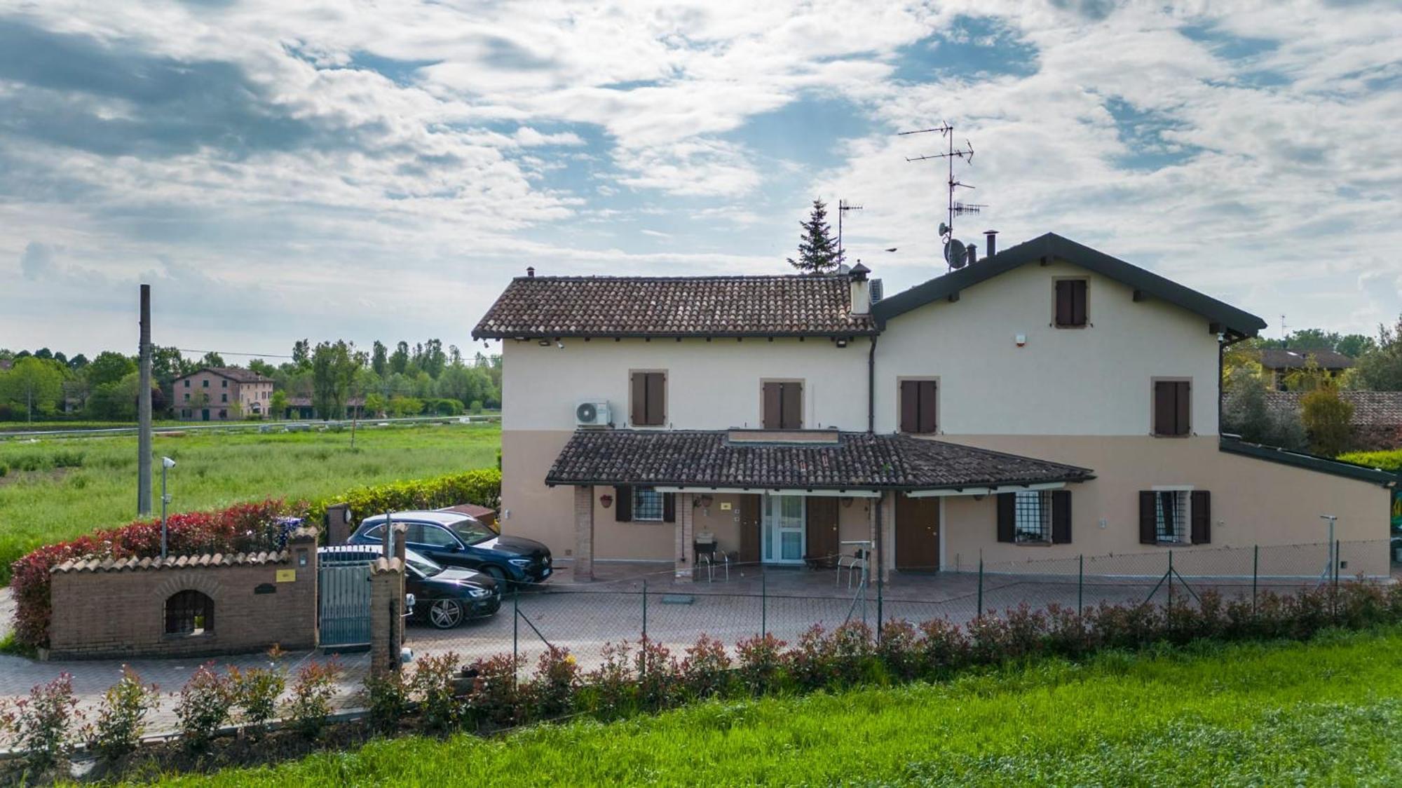 Due Maesta Home Reggio Emilia Exterior photo